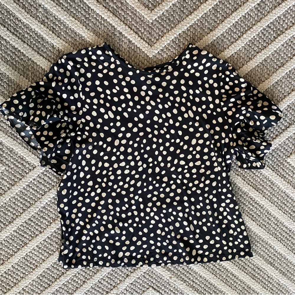 Who What Wear black and cream polka dot top with ruffle sleeves 🖤 Size Medium